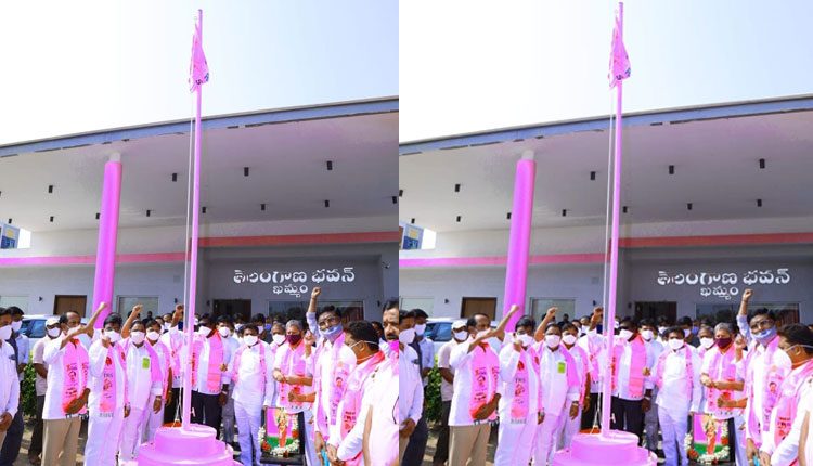 చీకట్లను తొలగించిన గులాబీ జెండా