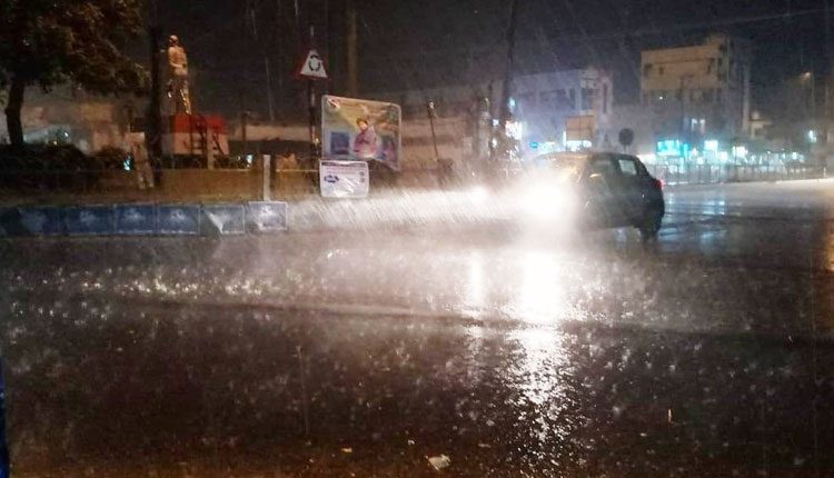 మధ్యాహ్నం మండుటెండ సాయంత్రం జోరువాన