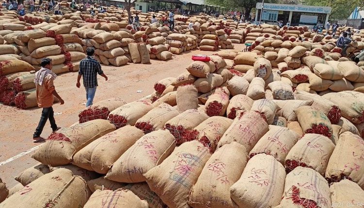 ఖమ్మం వ్యవసాయ మార్కెట్‌కు..పోటెత్తిన మిర్చి బస్తాలు