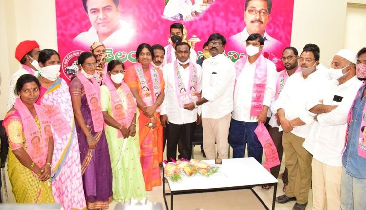 టీఆర్‌ఎస్‌లోకి వలసలు