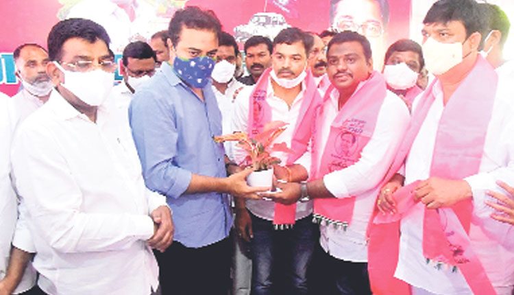 మంత్రి కేటీఆర్‌ సమక్షంలో..టీఆర్‌ఎస్‌లోకి కాంగ్రెస్‌ నేతలు