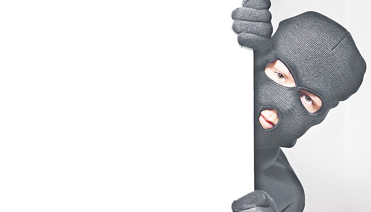 నగరంలో మాయగాళ్లు..