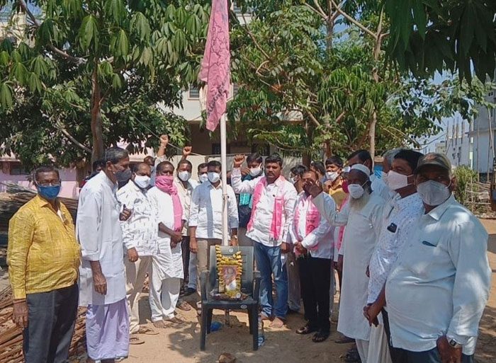 రెపరెపలాడిన గులాబీజెండా