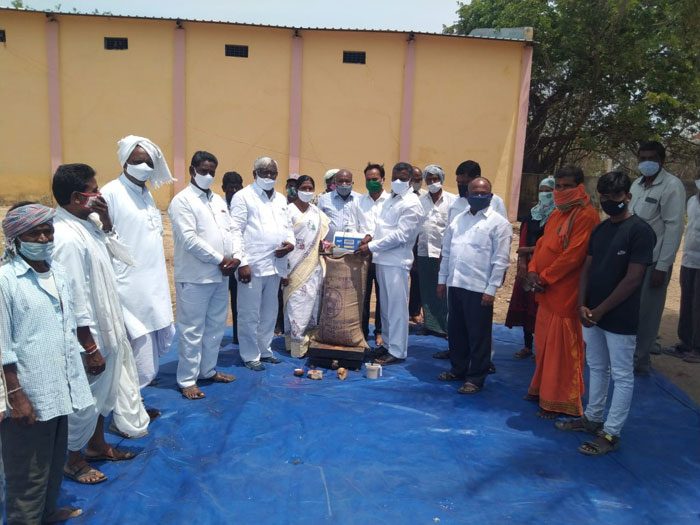 కొనుగోలు కేంద్రాలను రైతులు సద్వినియోగం చేసుకోవాలి