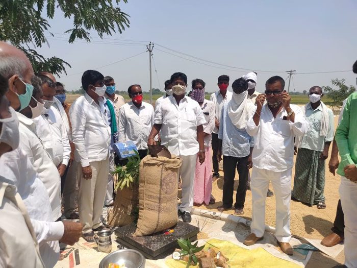 కొనుగోలు కేంద్రాలను సద్వినియోగం చేసుకోవాలి