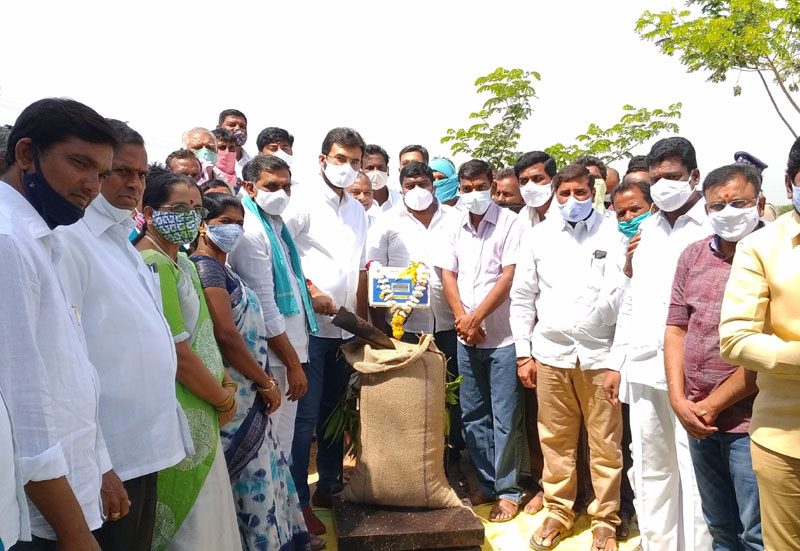 ప్రతి ధాన్యపు గింజనూ కొనుగోలు చేస్తాం