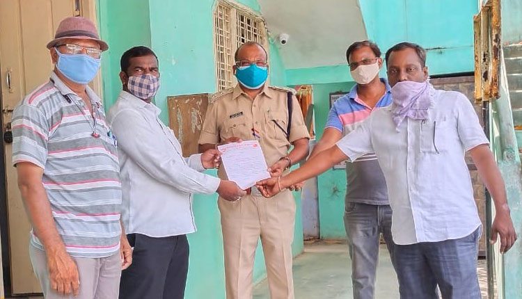 ‘అక్రమాలకు పాల్పడుతున్న ఏజెంట్లపై చర్యలు తీసుకోవాలి’