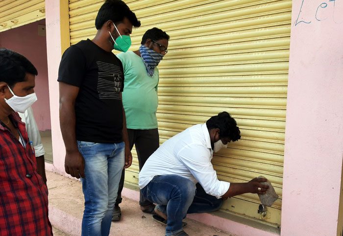 వారం రోజుల్లో దుకాణాలు అప్పగించాలి