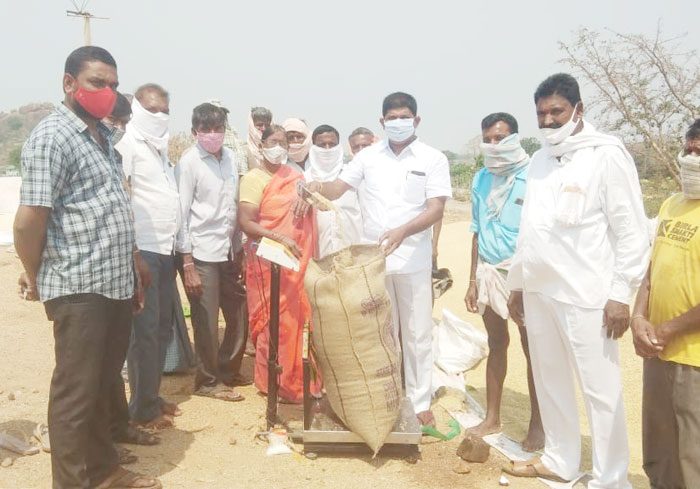 కొనుగోలు కేంద్రాల్లోనే రైతులకు మద్దతు ధర