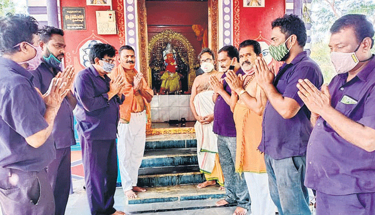 సీఎం కేసీఆర్‌ కోలుకోవాలని పూజలు