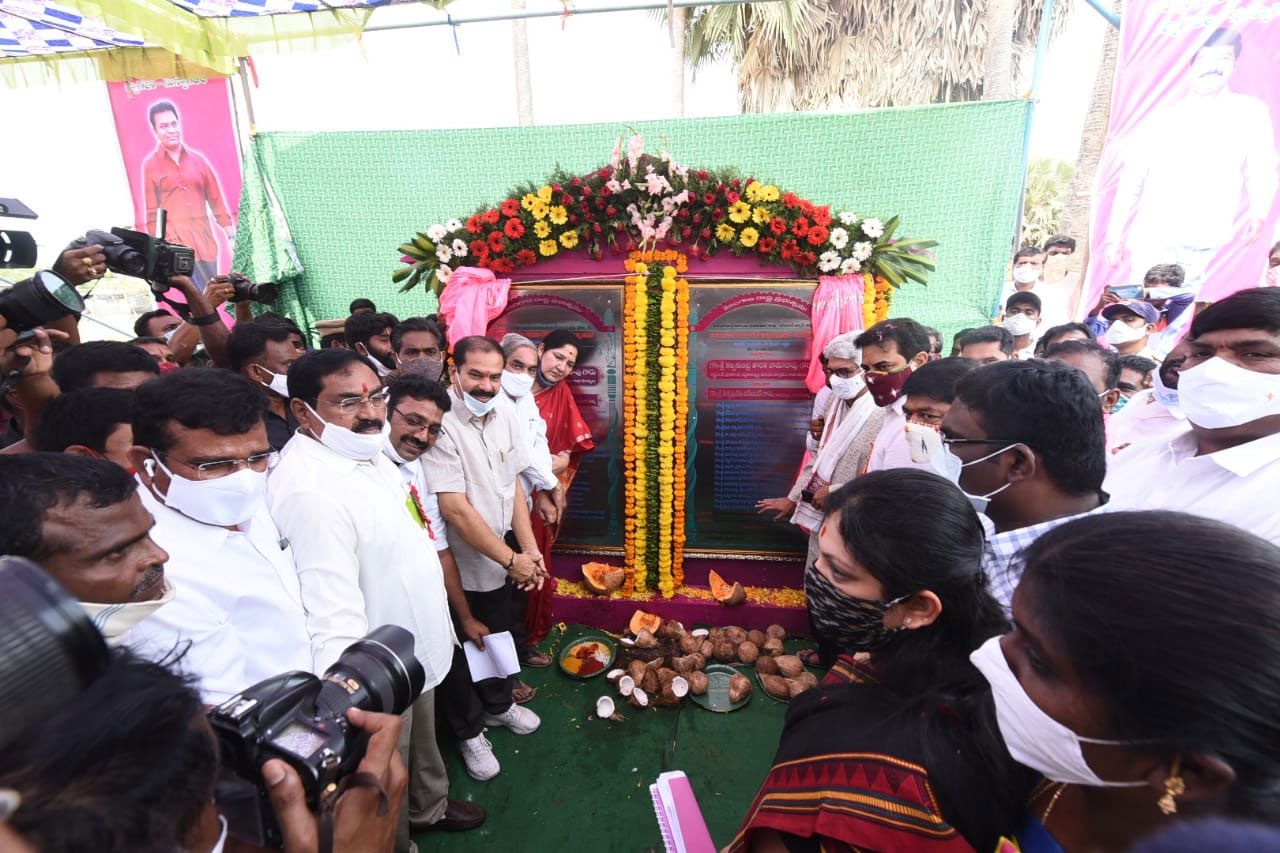 జర్నలిస్టుల డబుల్ బెడ్రూం ఇండ్లకు కేటీఆర్ శంకుస్థాపన