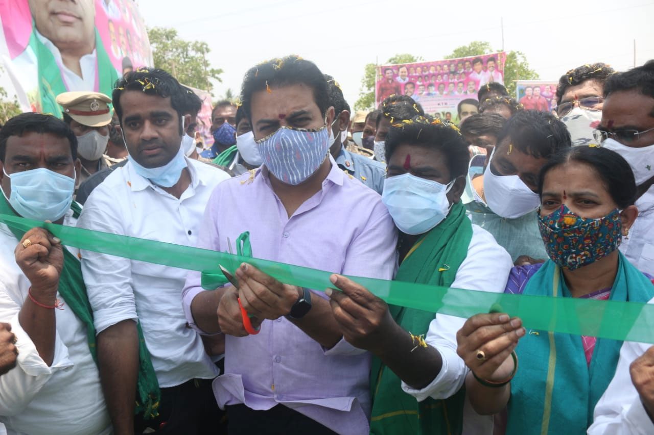 ఇల్లంత‌కుంట‌లో ధాన్యం కొనుగోలు కేంద్రం ప్రారంభం