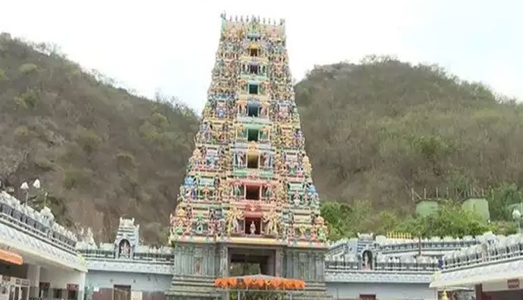 క‌రోనా కాటుకు బెజ‌వాడ క‌న‌క‌దుర్గ‌మ్మ పూజారి బ‌లి