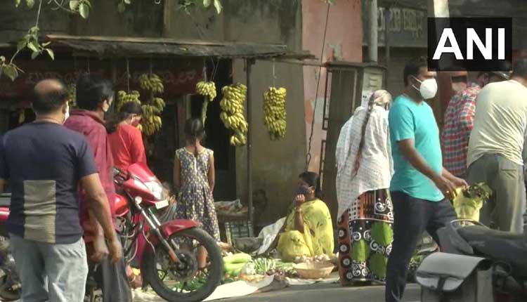 క‌ర్ఫ్యూ స‌డలింపు వేళ‌ల్లో షాపుల ముందు జ‌నం బారులు..!