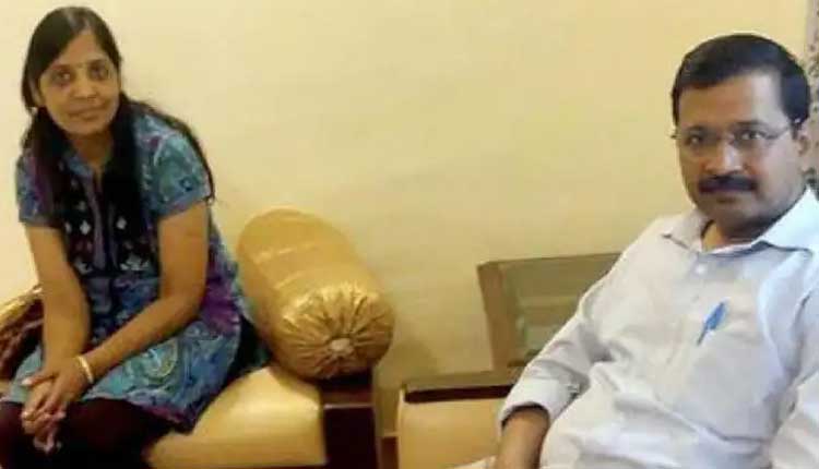 భార్య‌కు క‌రోనా పాజిటివ్‌.. సెల్ఫ్ క్వారెంటైన్‌లో ఢిల్లీ సీఎం