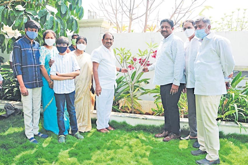 మొక్కలు నాటిన మంత్రి కొప్పుల