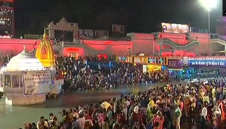 కుంభ‌మేళా.. కొవిడ్ నిబంధ‌న‌లు పాటించ‌ని భ‌క్తులు