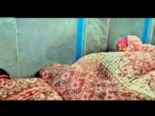 షాకింగ్ : కార్మికుల‌ను మూత్ర‌శాల‌లో ఐసోలేట్ చేశారు..