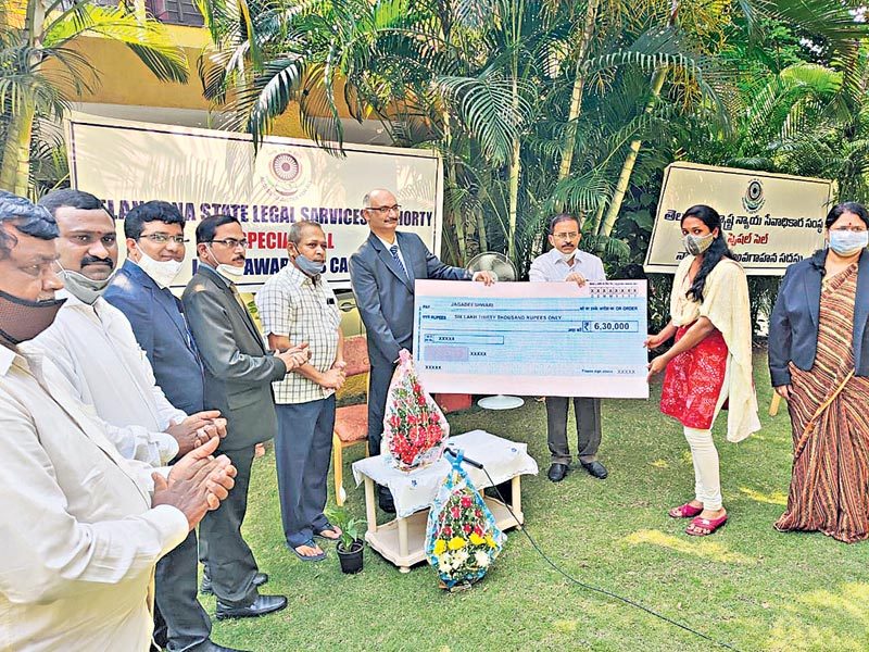 మృతుల కుటుంబాలకు చెక్కుల పంపిణీ