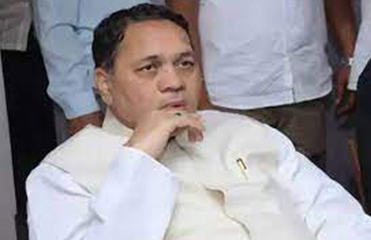 మహారాష్ట్ర కొత్త హోంమంత్రిగా పవార్కు సన్నిహితుడు
