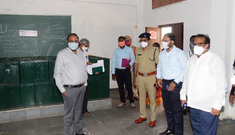 పోలింగ్‌ కేంద్రాల వద్ద థర్మల్‌ స్కానర్లు ఉంచాలి