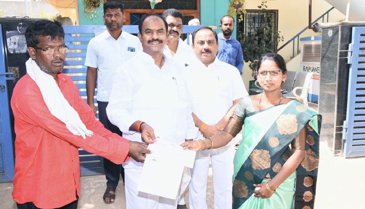 బీమాతో రైతు కుటుంబాలకు చేయూత