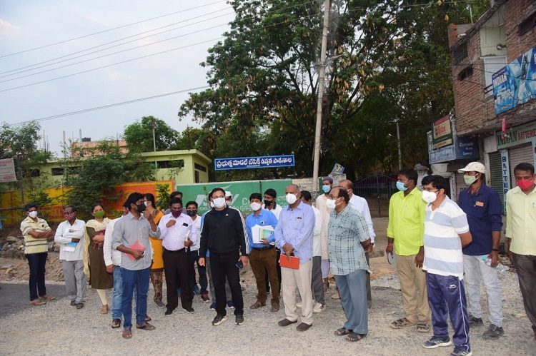 రోడ్డు పనుల్లో వేగం పెంచాలి