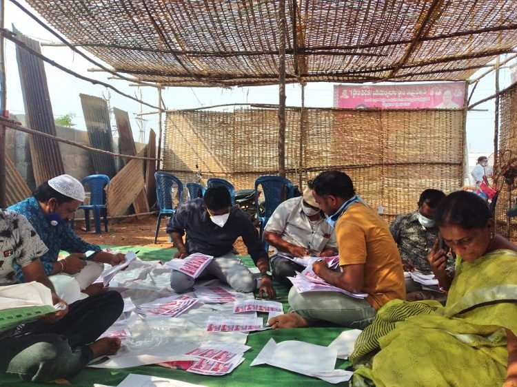 పోలింగ్‌ చీటీల పంపిణీలో అభ్యర్థులు బిజీ
