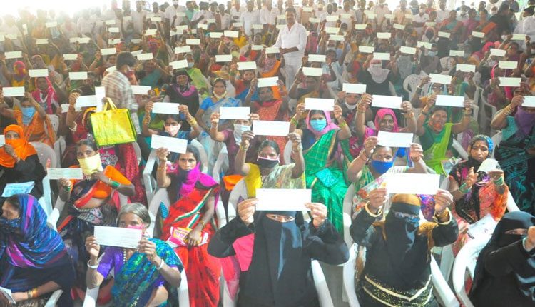 పేదింటి ఆడబిడ్డలకు అండగా..