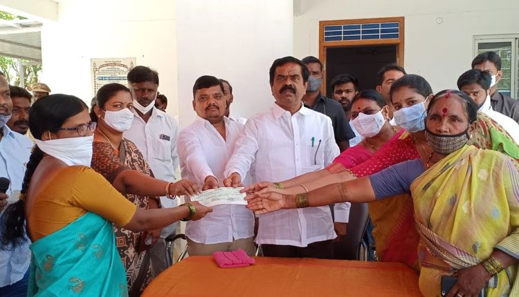 ఆడపిల్లలకు అండగా కేసీఆర్‌