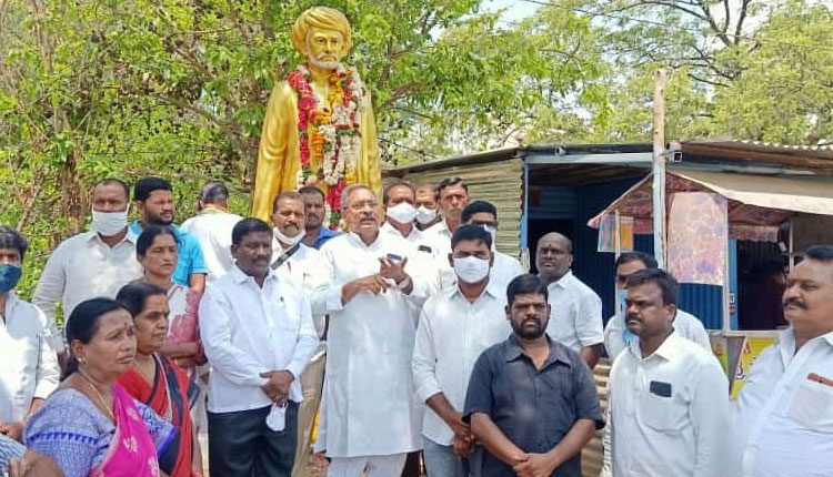 పూలేను ఆదర్శంగా తీసుకోవాలి