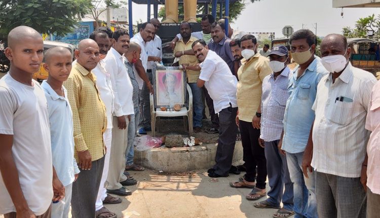 సీఎం కేసీఆర్‌ చిత్రపటానికి క్షీరాభిషేకం