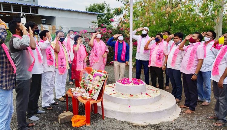 విజయానికి చిహ్నం గులాబీ జెండా