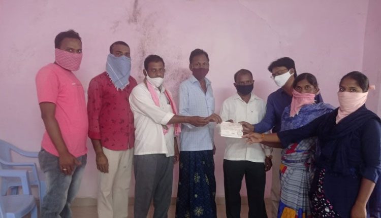 కార్యకర్త కుటుంబానికి కోనప్ప అండ.