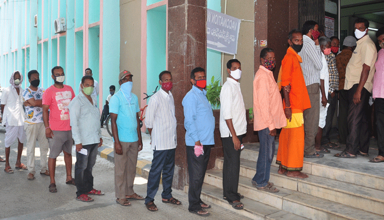 వ్యాక్సినేషన్‌ కోసం జనం బారులు..