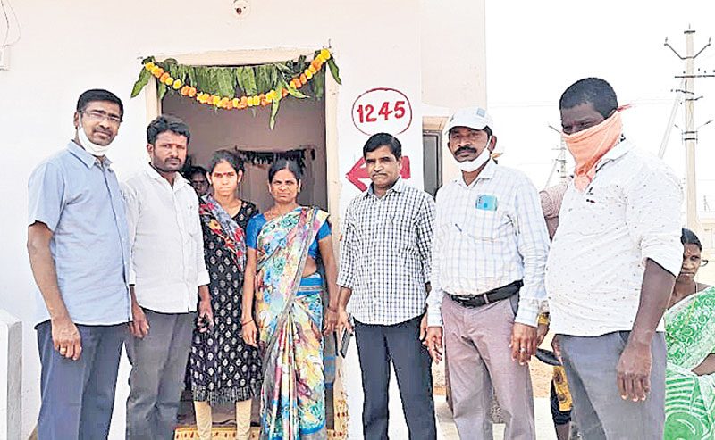 అటు త్యాగం.. ఇటు భవిష్యత్‌!