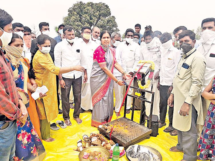 రైతులు ప్రభుత్వానికే ధాన్యాన్ని అమ్మాలి