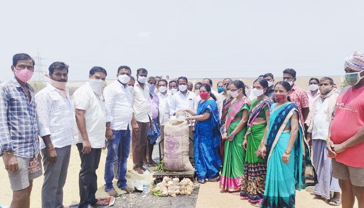 రైతుల చెంతనే కొనుగోలు కేంద్రాలు