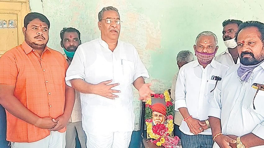 జ్యోతిరావు పూలే ఆదర్శప్రాయుడు