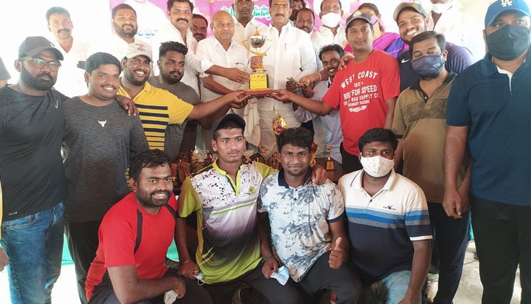 యువకులు క్రీడల్లో రాణించాలి