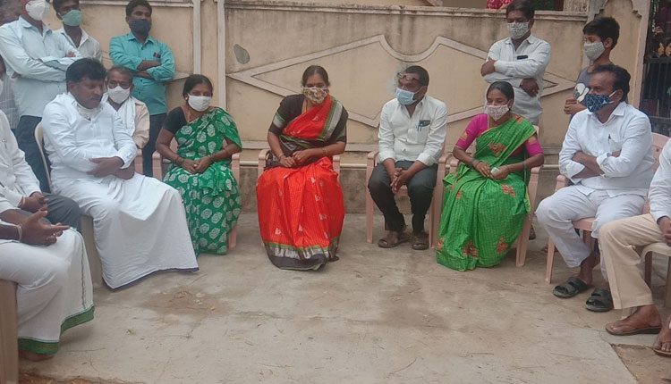 బాధిత కుటుంబాలకు పరామర్శ