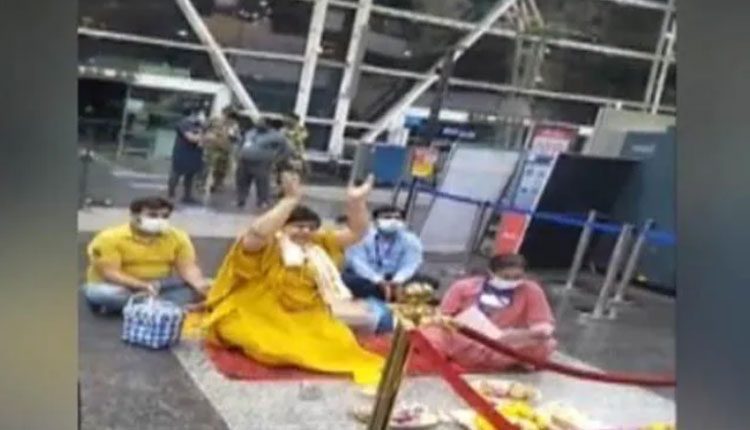 కరోనా పోవాలంటూ.. ఎయిర్‌పోర్ట్‌లో మంత్రి పూజ