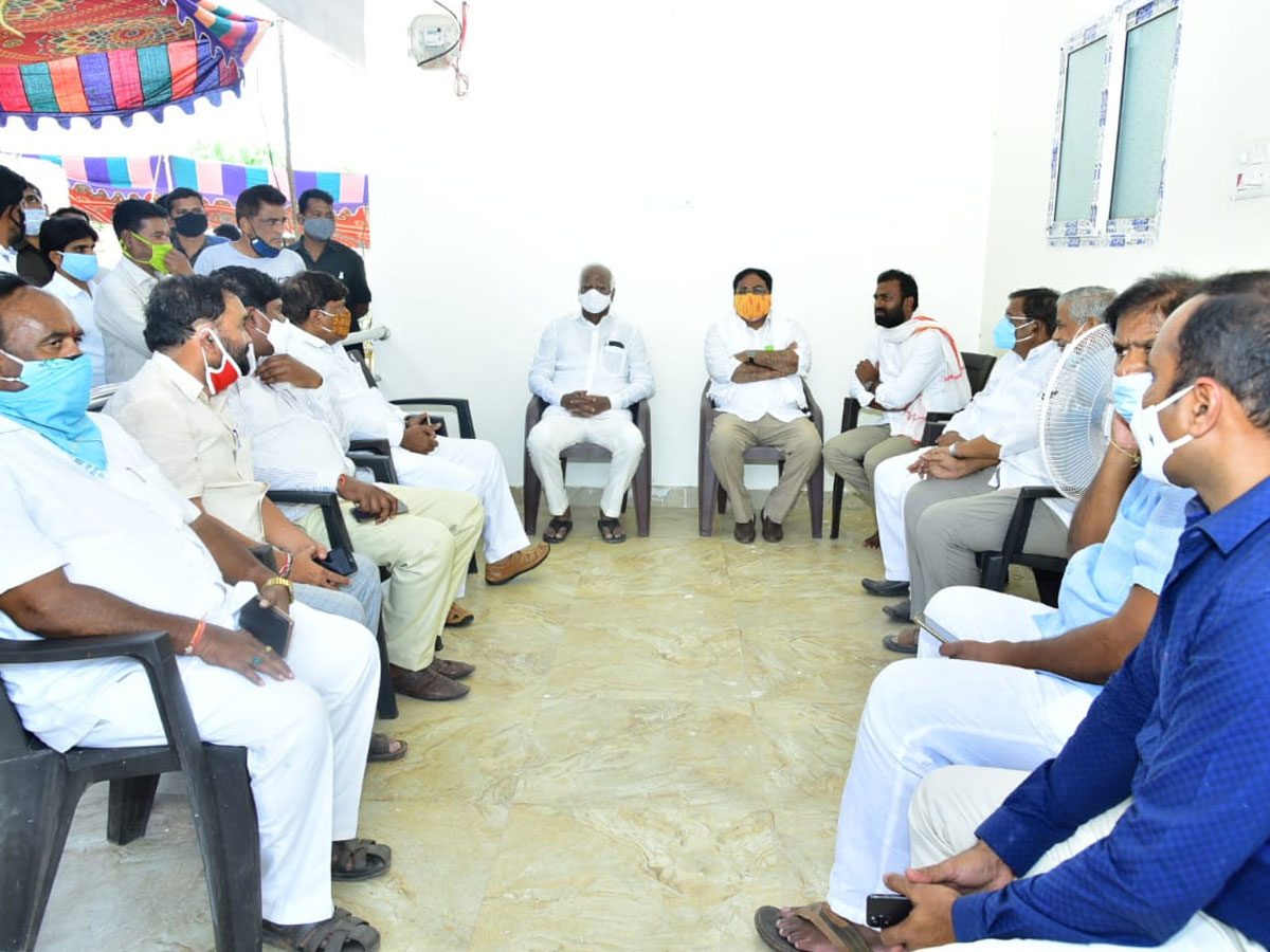 సతీష్ రెడ్డిని పరామర్శించిన మంత్రి ఎర్రబెల్లి