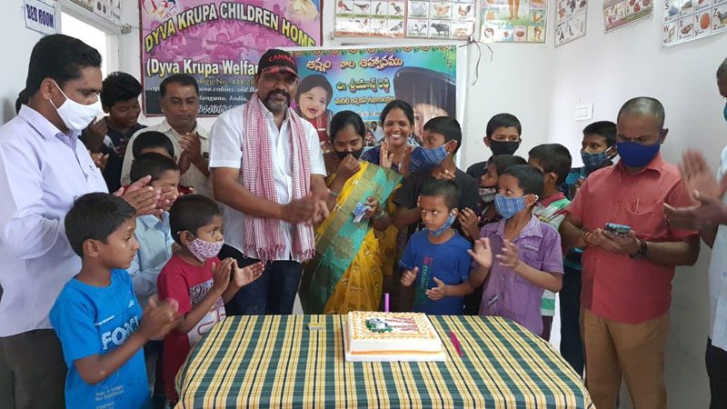 కెనడాలో బాబు.. అనాథాశ్రమంలో పుట్టినరోజు వేడుకలు