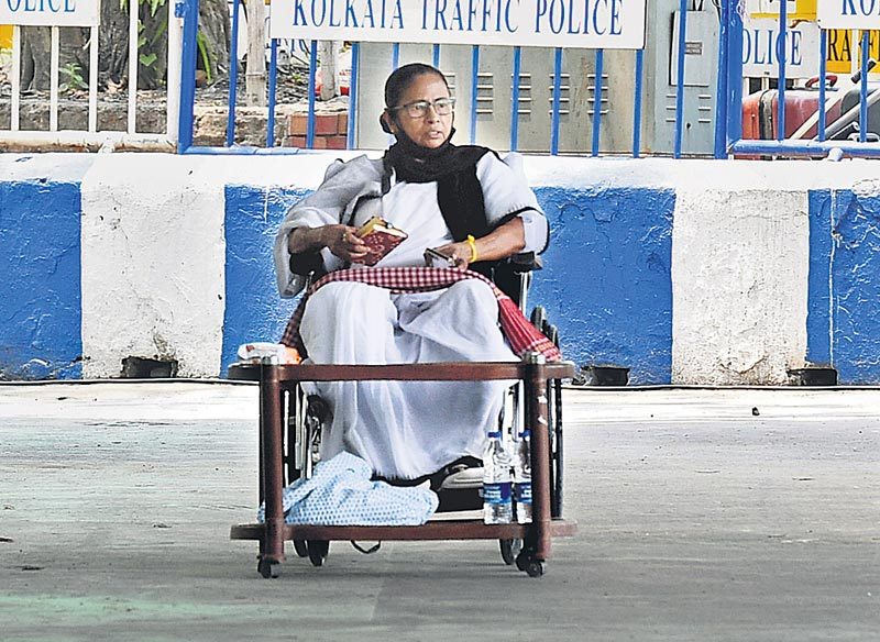 ఈసీ తీరుకి నిరసనగా మమత ధర్నా