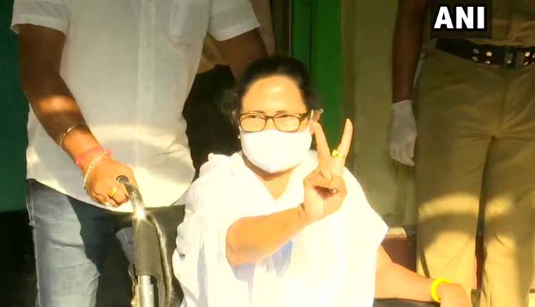 ఓటు హ‌క్కు వినియోగించుకున్న‌ మ‌మ‌తాబెన‌ర్జి