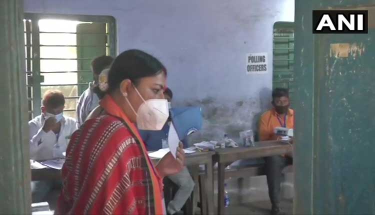 పోలింగ్ ఏజెంట్ టోపీపై మ‌మ‌తాబెన‌ర్జి బొమ్మ‌..!