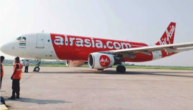 విమానంలో దుస్తులు విప్పి.. అనుచితంగా ప్రవర్తించిన వ్యక్తి