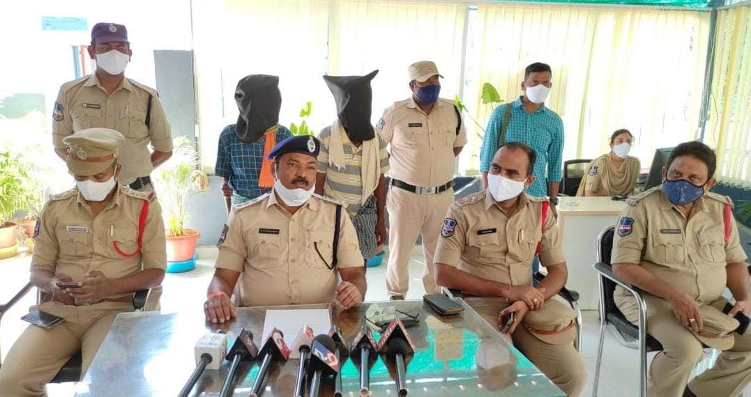 మామిడికాయ‌ల దొంగ‌త‌నం నెపంతో చిత‌క‌బాదారు..