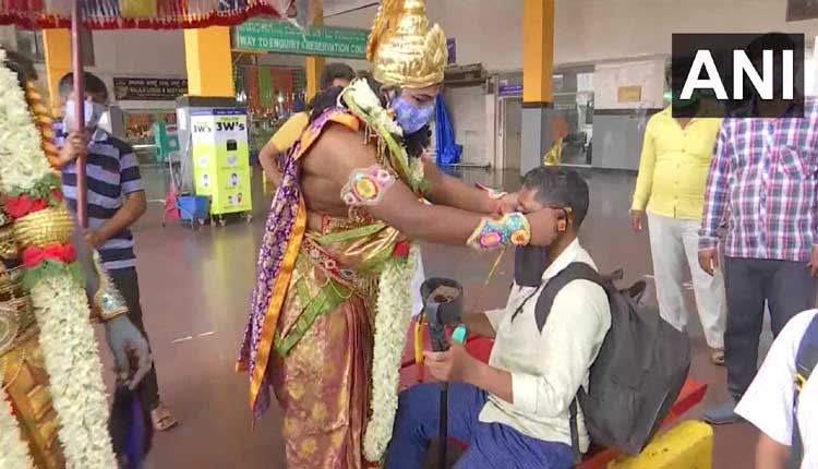 ప్రజలకు ఫేస్ మాస్కులు పంచిపెట్టిన దేవుళ్లు..!